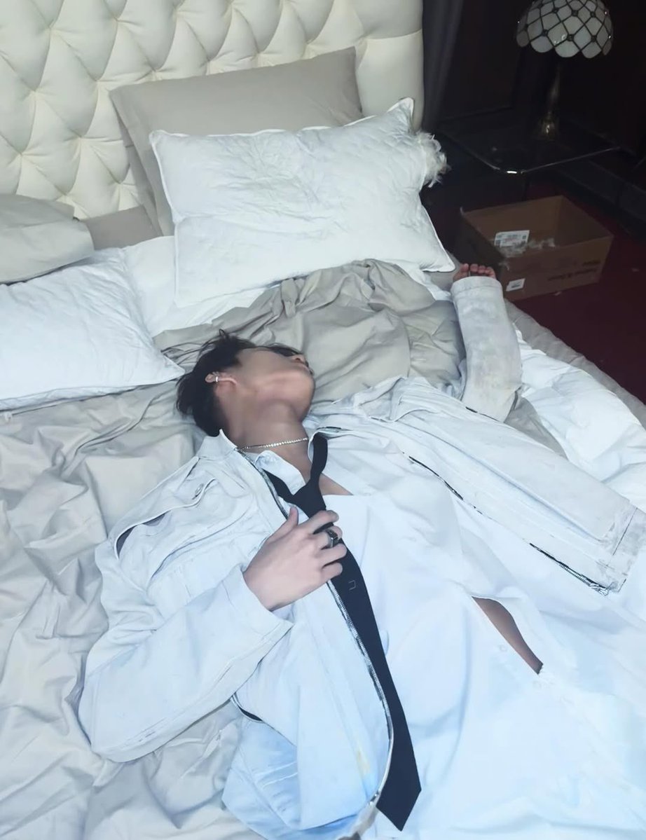 phoenixwright's tweet photo. Really normal pic to take of your coworker really normal pose to do for your coworker https://t.co/uSHJy9vLC7