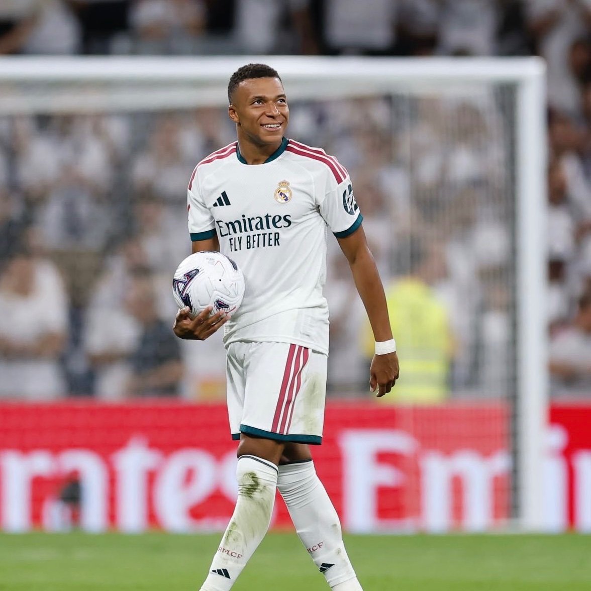 TouchlineX's tweet photo. 🚨 𝗖𝗥𝗔𝗭𝗬 𝗦𝗧𝗔𝗧: Kylian Mbappé in La Liga this season:  

❌ Failed to score vs. 2nd place Atlético Madrid and 4th place Real Betis  

⚽️ Scored vs. 10th place Rayo, 14th place Real Sociedad, 18th place Elche, and 20th place Malaga https://t.co/CUx7rXK5l9