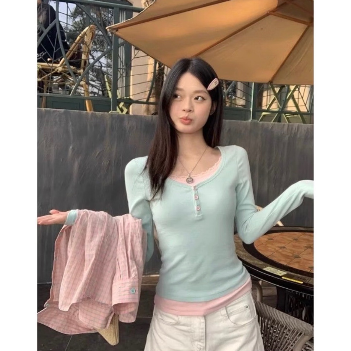 MinnaraSonseeda's tweet photo. เสื้อแขนยาวเลเยอร์ตัวนี้ไม่ถึง200แต่ได้ฟีลพส.เกามาก แล้วแมทคู่สีฟ้าเทอร์คอยส์กับชมพูคือกำลังมาเลยอ่ะ แล้วผ้าดีมากตรงปกนะว่าไม่ได้ แมทลุคออกมาได้ฟีลเกาหลีสดใสสุดๆ แอบอึ้งกับราคาาาาาา มันถูกเกิน