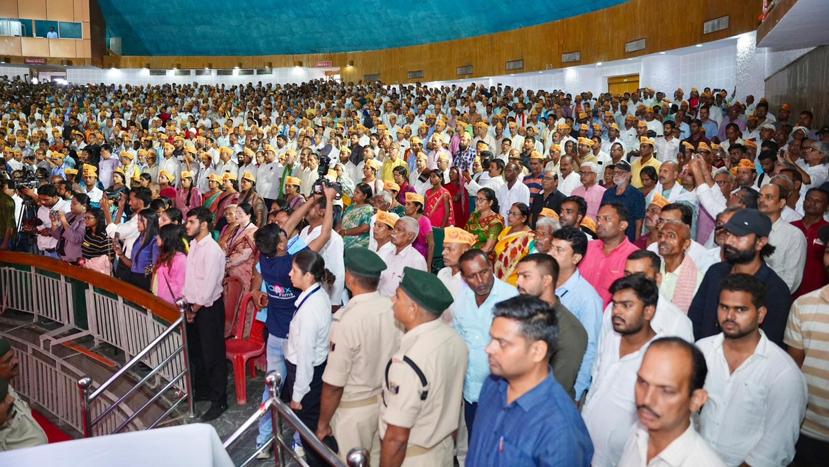 officecmbihar's tweet photo. इस अवसर पर माननीय मुख्यमंत्री जी ने कहा कि वित्त रहित शिक्षकों एवं उनके प्रतिनिधियों से संवाद कर उनकी समस्याओं का समाधान किया जाएगा। उनकी समस्याओं के समाधान के लिए कमिटी का गठन भी किया गया है। https://t.co/p84Viz1wj2