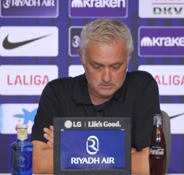 AHADI4's tweet photo. جوزيه مورينيو: "أريد أن أحتضن لاعبيّ، لأنهم قدموا كل ما لديهم. كان أداؤهم في الشوط الأول من الطراز الرفيع، لكن الأمور أصبحت صعبة في الشوط الثاني بسبب البطاقة الحمراء." https://t.co/TA1KZ3dsWj