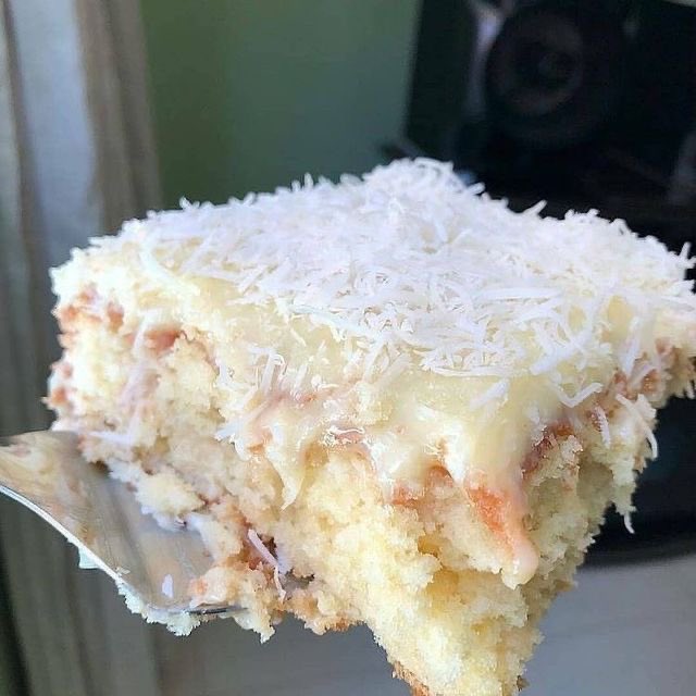marooncrystall's tweet photo. bolo de limão ou bolo de coco gelado? https://t.co/lU3gWxPbp3