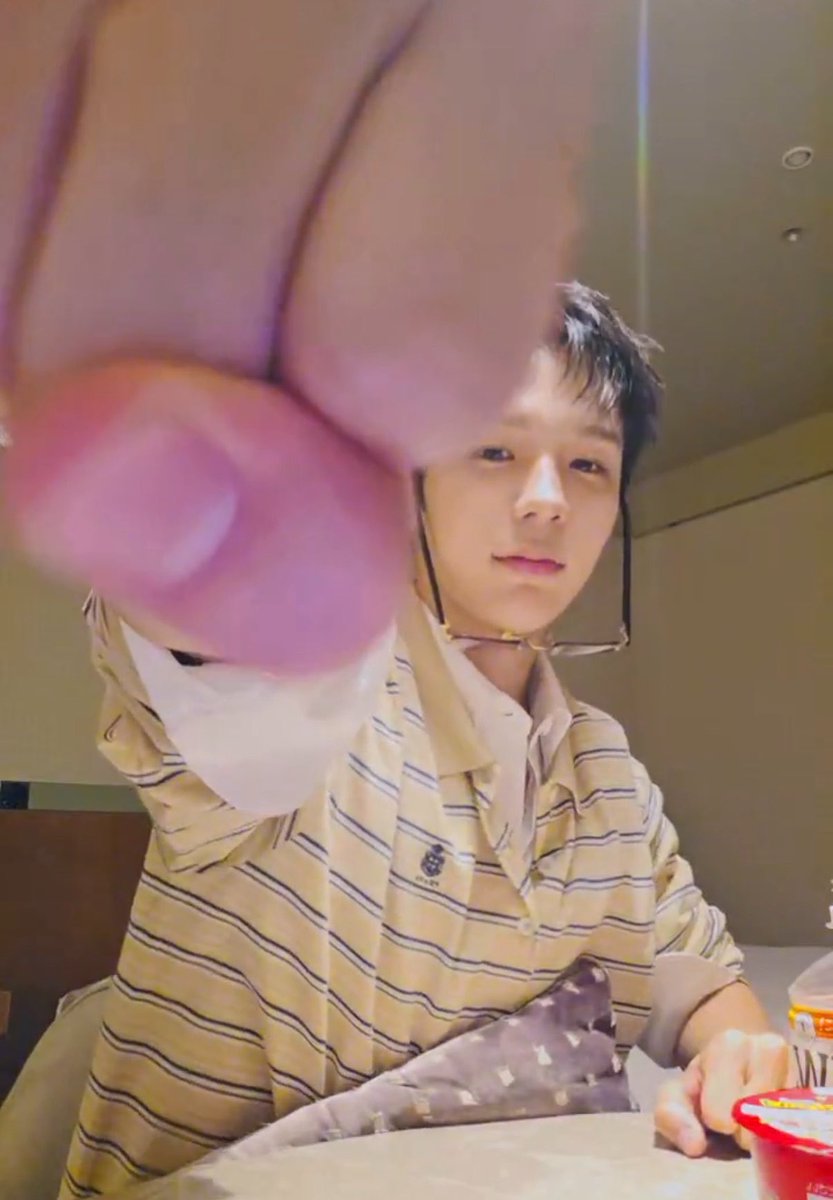 bothstartwithS's tweet photo. 포즈부터 안경까지 전부 초딩 https://t.co/f61ujl0Rhp
