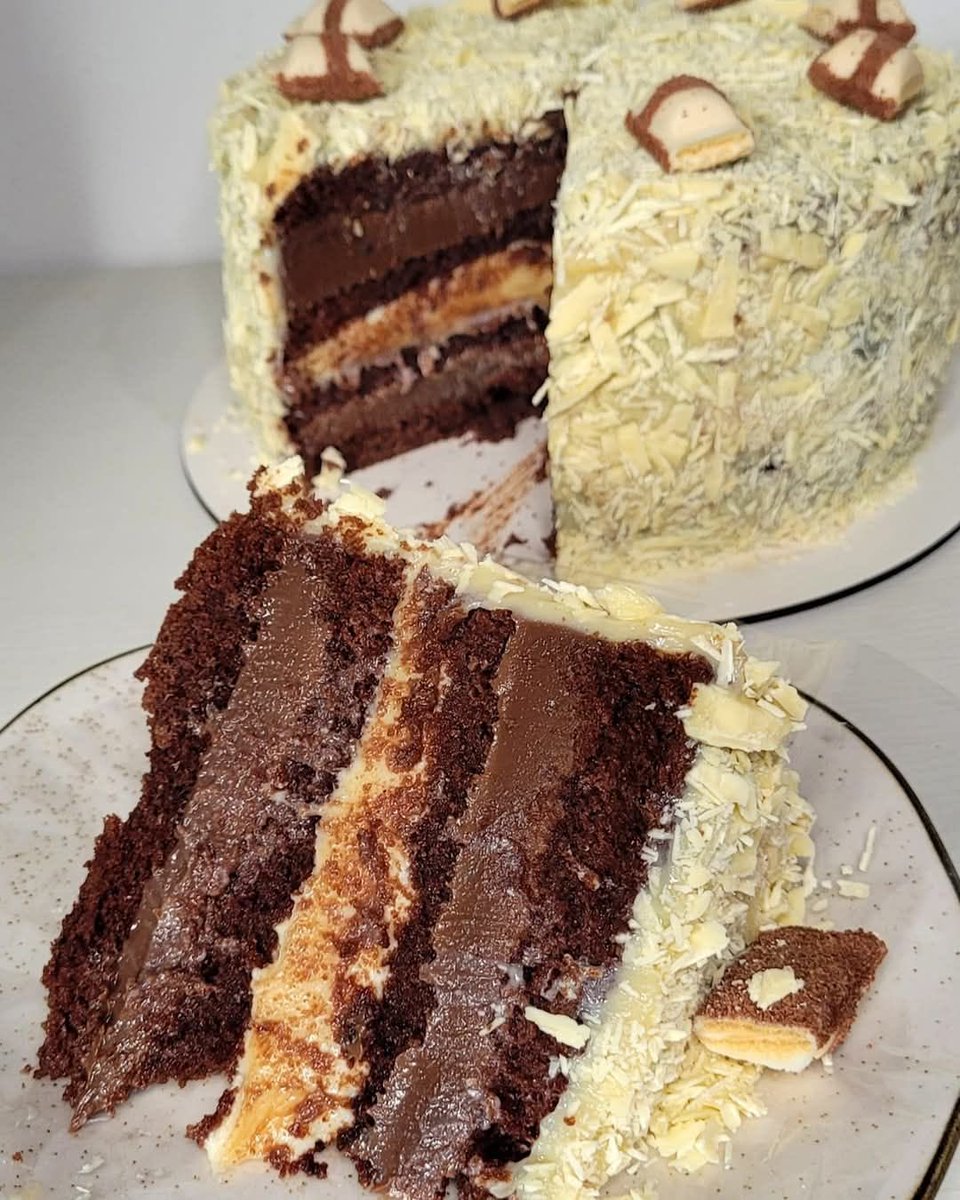 marooncrystall's tweet photo. bolo de kinder bueno ou bolo de ferrero rocher? https://t.co/ShVcceDaJA
