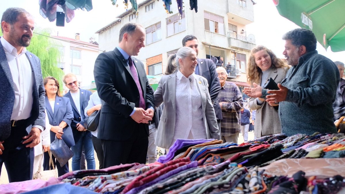 yavuzyilmazd's tweet photo. Sinop Erfelek’te; pazarcı esnafı ve çiftçilerle bir araya geldik. Erfelek’in gündemini yerinde takip ettik.

Sinop Merkez’de; 15 Eylül Gazeteciler Cemiyeti’ni ziyaret ederek, Cemiyet Başkanı Cengiz Demirel ve basın mensuplarıyla;

 ‘Basın Meslek Kanun Teklifinin’ TBMM’de kanunlaşması için değerlendirmelerde bulunduk.

Öğretmenevi ziyaretinde kıymetli öğretmenlerimizle buluşup, ülkemizin gündemiyle ilgili düşüncelerini aldık.