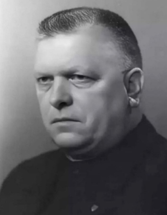 DavidPuchovsky's tweet photo. BOD ROZHODNUTIA

Sledujem reakcie občanov krajín Eúropskej únie na nedávny Ficov mentálny kolaps, pri ktorom dostal panický záchvat, strašil vojnou a hovoril, že Slováci sú najväčší zbabelci ochotní podriadiť sa ruským fašistom.

Síce pri ich čítaní pociťujem prenesenú hanbu, ale na konci dňa sa každý z nás v súčasnej napätej situácii dostane do bodu, kedy bude musieť urobiť rozhodnutie.

Pri sledovaní Fica sa mi častejšie vybavuje Slovenský štát, Tiso, Tuka, Mach a ďalšie najväčšie špiny v našej histórii. 

Čoraz častejšie myslím na našich predkov, ktorí sa tešili, keď Žid išiel do komína a oni si mohli rozdeliť jeho majetok, zvieratá a chliev. 

Myslím aj na tých, ktorí nerobili nič. Čušali, odvracali zrak na bok, chceli mať proste svoj pokoj a to, že pár desiatok tisíc spoluobčanov skapalo rukou slovensko-nemeckej spolupráce ich vôbec netrápilo.

To všetko je relatívne stále mladé dedičstvo kolaborácie, genocídy, ignorantstva, oportunizmu, prospechárstva. 

Dedičstvo hrdinstva akoby zostávalo v menšine a na sile nabralo až v rozhodnutých a istejších časoch. Bez hrdinstva a rozhodnutia jednotlivcov by sa nikdy nestalo a do histórie by sme sa navždy zapísali medzi porazených.

Fico v sebe zosobňuje všetkých zradcov a kolaborantov slovenských dejín. Z každého dostal niečo do vienka. Jeho jediným snom je zo Slovenska vybudovať niečo medzi Bieloruskom a Ruskom. Potrebuje na to armádu a okolo 100 000 členný štátny aparát.

Dejiny Európy sa približujú k bodu rozhodnutia. Nespraví s tým nič ani Fico, ani Bödör, ani pani Ficová, ani vy, ani ja. 

Myslite na to, myslite na naše dejiny, myslite na naše národné dedičstvá. Každý sa bude musieť rozhodnúť sám za seba. Každý bude mať v rukách to, aký prívlastok dostane jeho dedičstvo o 50, 100 rokov v učebniciach našich dejín.

Buďte pripravení, rozhodnite sa slobodne.