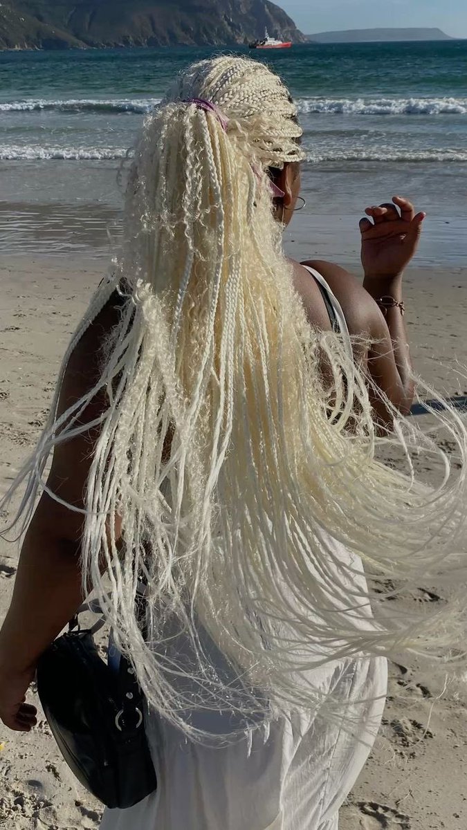 staarluvrs's tweet photo. Actually sapphire w/ French curl braids 😍😍 https://t.co/A9xWuKcu5H