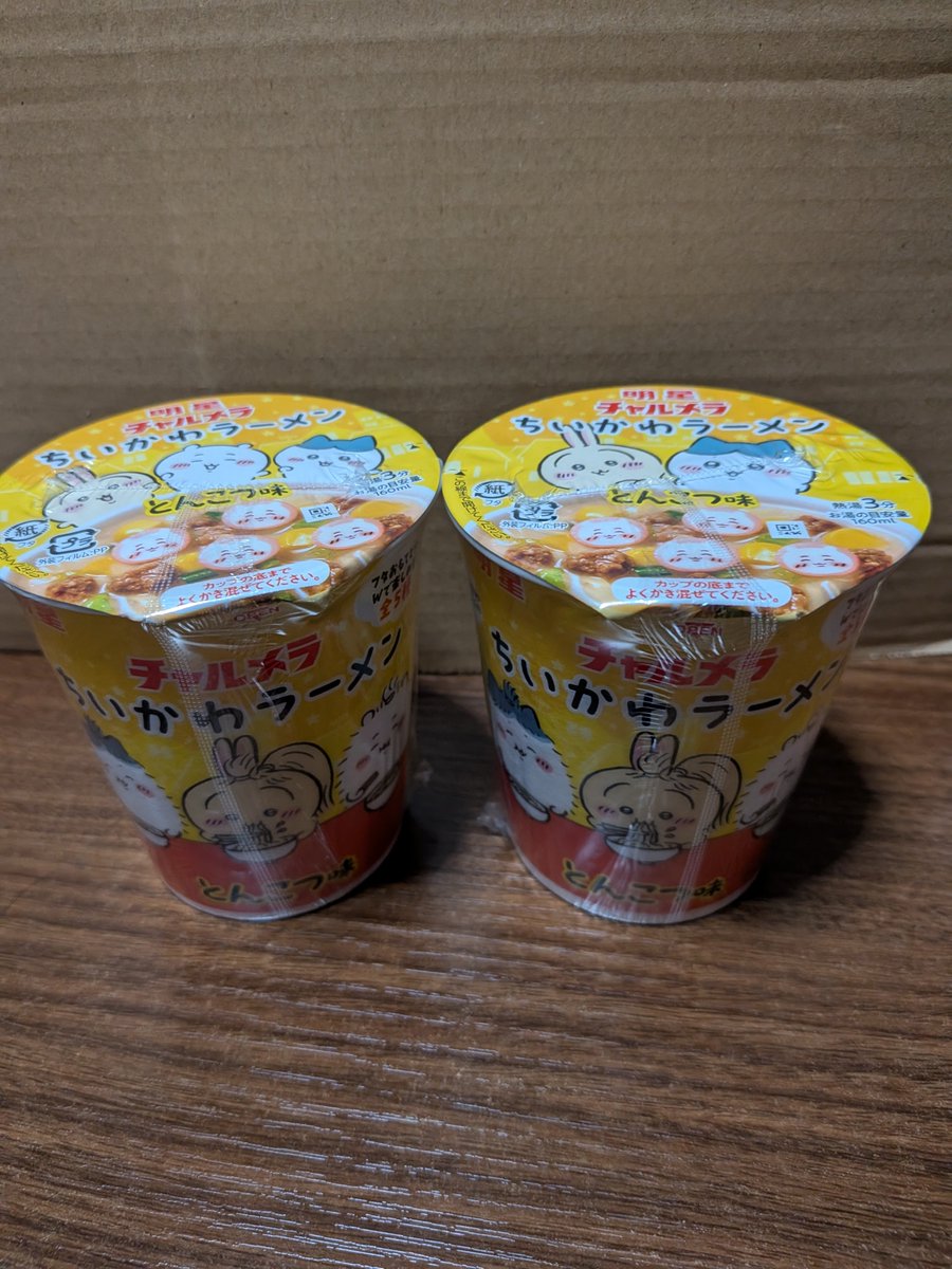 1515t09's tweet photo. ちいかわランドとポップアップショップでノベルティのステッカーもらえた
クッションマスコットのガチャ見つけ欲しいの取れた
他にキティちゃんのビニールバッグもゲットして今日はガチャいっぱいやった
帰りに新しい？カップ麺　発見し２つ購入　蓋の絵柄は4種類くらい https://t.co/dytQzmwySY