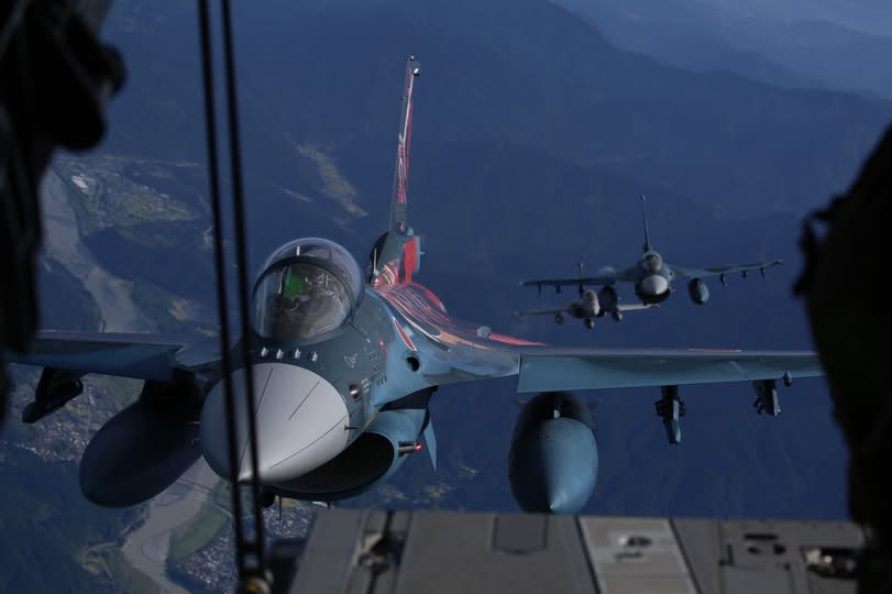 EscadronsChasse's tweet photo. #PEGASE26
Vol photo avec les F-2 du 7 Kokudan de la base de Hyakuri. L'esprit samouraï en une seule photo 😉 https://t.co/A4vvHZoUTa