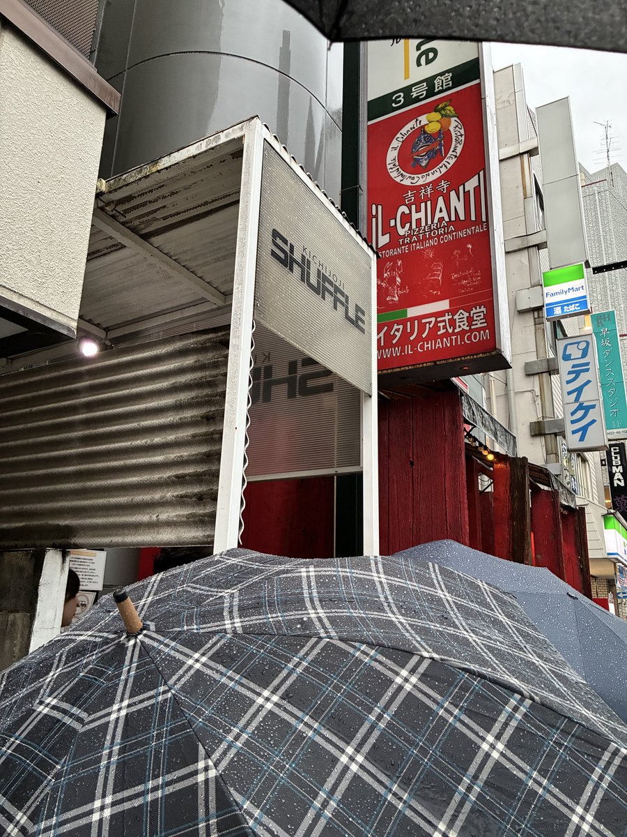 ikahohakikaho's tweet photo. 行ってきました♪
楽しそうに演奏しているのがとても嬉しく、素敵な時間をありがとうございました😊行って良かった✨
初参戦のM.I.W‼️気づいたら終わってた。短すぎ😭また行きたい✨
それと…CD再発希望です😍
焼肉ANAN'sの新曲…ぶもちゃん宿題ができたね👍
#ぶもちゃん復活祭
#焼肉ANAN
#MIW https://t.co/85mTSLvkN3