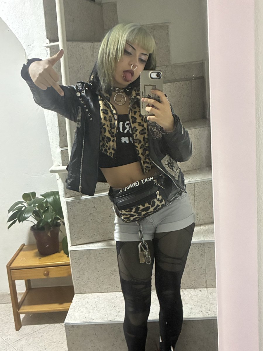 rawnaomiii's tweet photo. no se q hacer porq llegar a tener el cabello así me costo mucho pero la vdd es q se me ve mui quemado 😢 creo ke si me lo voy a pintar de rojo sí perritzima y ya 💋 

mi sueño frustrado siempre será ser rubia https://t.co/pdGsmx2cqG