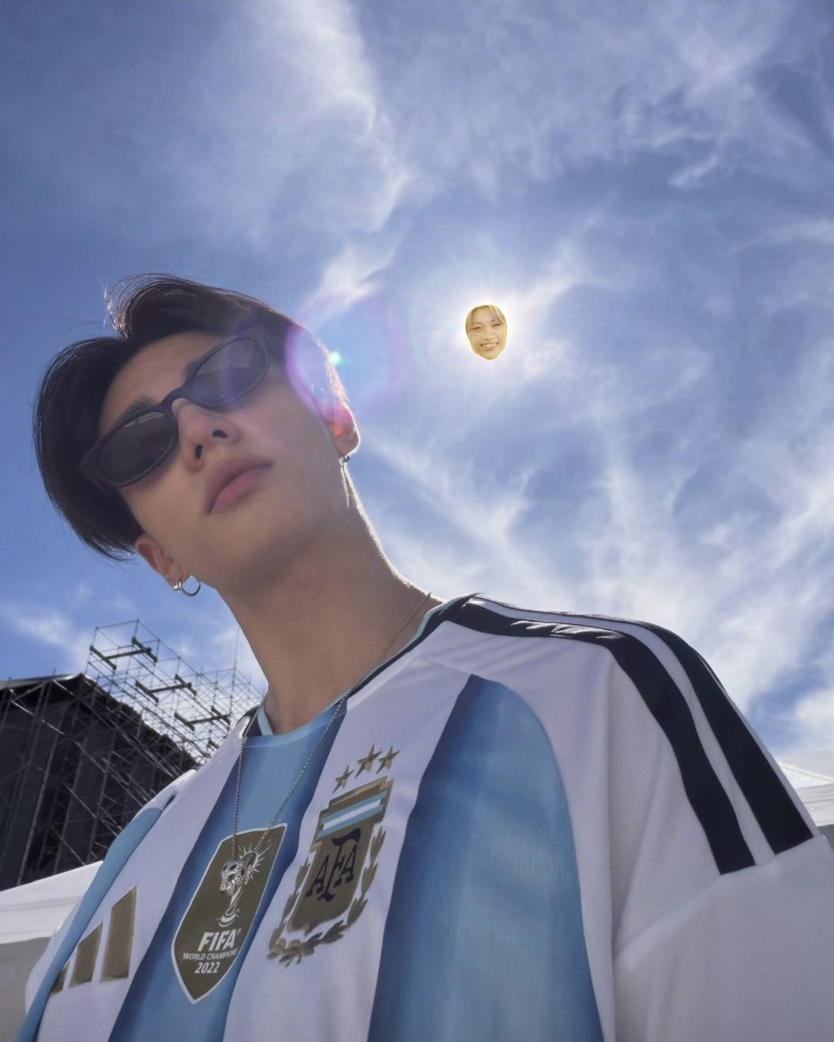 hn_lix's tweet photo. hyunjin with ☀️lix https://t.co/PbODCwdKFW