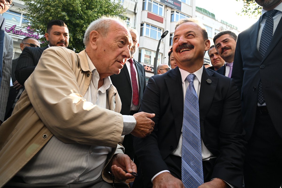yavuzagiraliog's tweet photo. Bolu’da esnafımızın kapısını çaldık, derdini dinledik…

İzzet Baysal Caddesi’nde esnafımızı ziyaret ettik. Kepenklerini açık tutabilmek, alın teriyle kazandığı ekmeğini büyütebilmek için verdikleri mücadeleyi dinledik.

Esnafımızın yaşadığı sıkıntıların, milletimizin karşı karşıya olduğu ekonomik tablonun ve geçim mücadelesinin temelinde yanlış yönetim tercihlerinin bulunduğunu tekrar gördük.

Bolu’da bir şeyi daha gördük; hemşehrilerimizin gözünde “daha iyisi mümkündür” diyen bir inanç ve değişime dair güçlü bir umut var.

Esnafımızın beklentilerini karşılayacak, üreteni ve alın terini koruyacak bir Türkiye için mücadelemizi sürdüreceğiz.