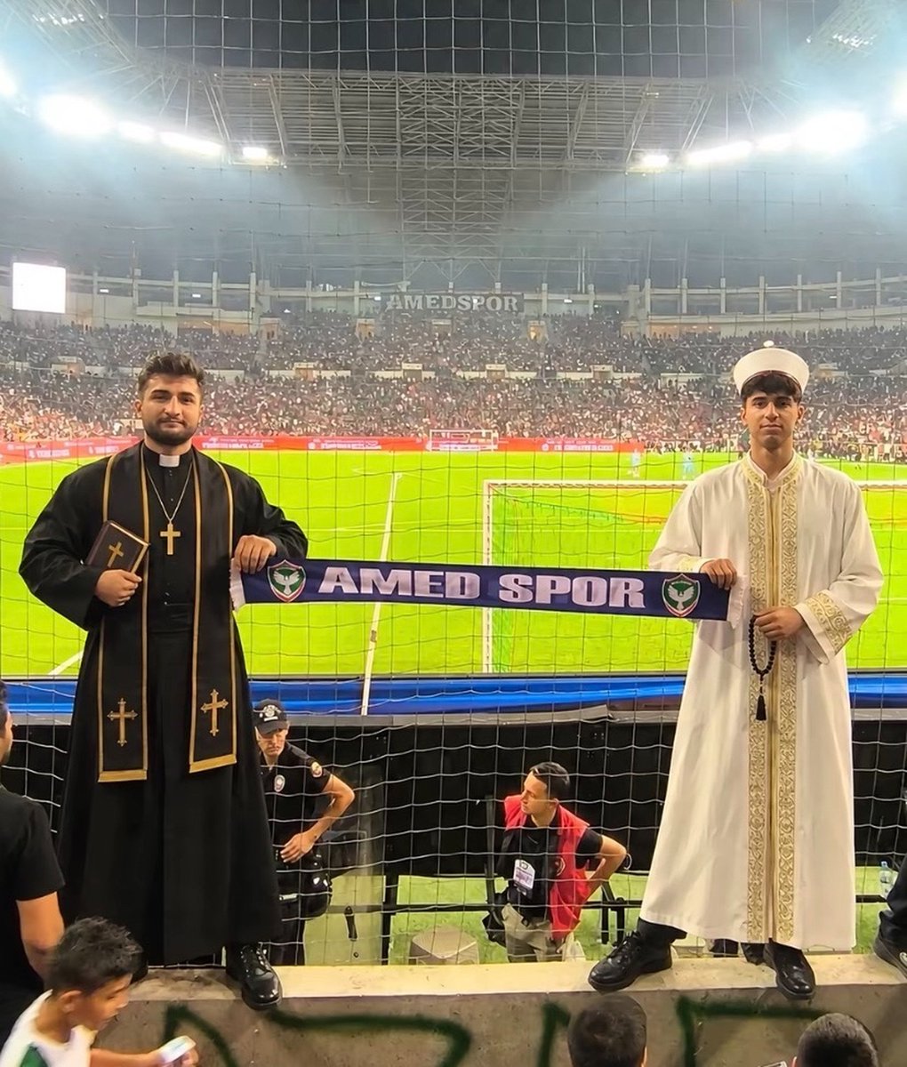 blackdepthj's tweet photo. tum tuslara basiyoruz🤣 https://t.co/6Z2TniY9XK
