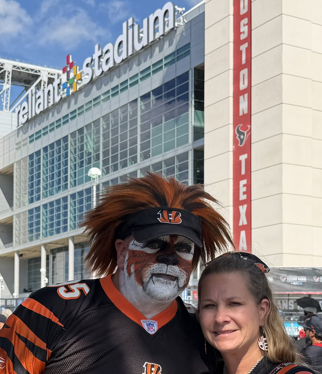TonyDaTiger96's tweet photo. LFG #31 team/Stadium off the books! one more stadium/team left! WHO DEY! WhoDey! Cincinnati Bengals #Bengals #TonyDaTiger #FanOfFans #BusinessTrip #NFLStadiumTour @BrooksyCarrie68 https://t.co/Sm7pobEMoy