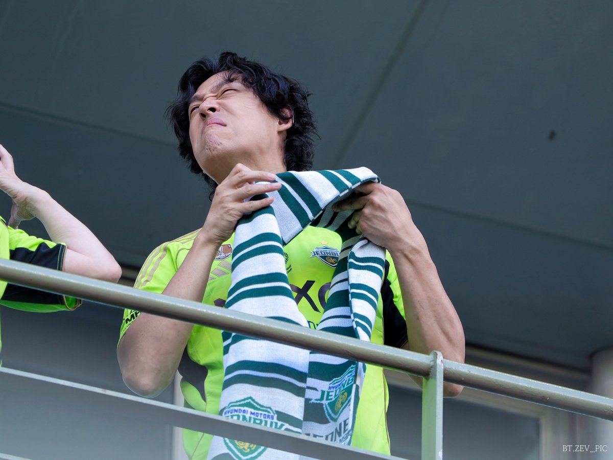 BATA_PIC_'s tweet photo. 260920 전북현대모터스 vs 광주FC

#최재림 배우님

너무 잘 즐기고 있어서 웃음 나와 ㅋㅋㅋㅋㅋ
(3번째 사진 몸을 저만큼 뒤로 젖힌게 최종 귀여움)
⠀ https://t.co/idbuuV5Am7