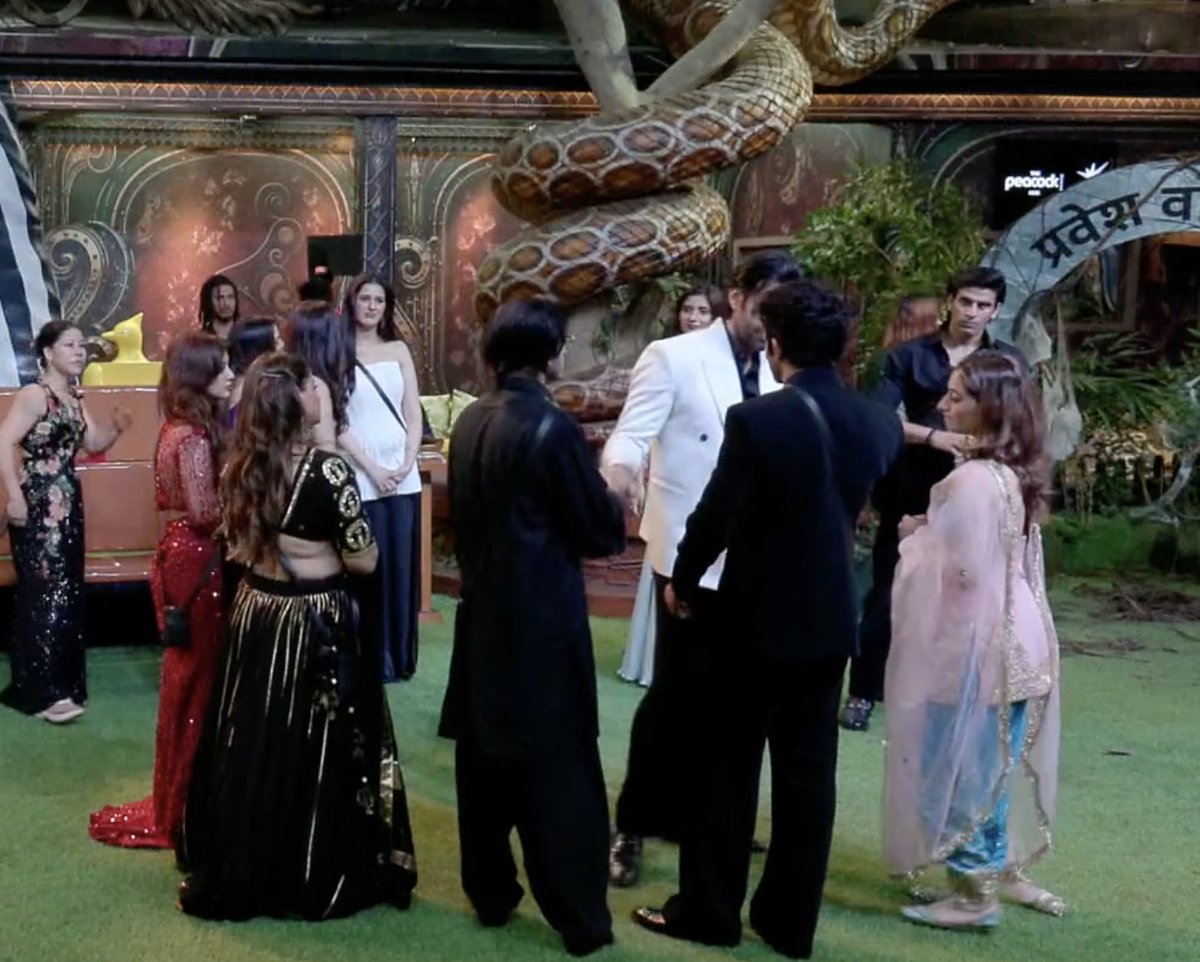 beingrachit_'s tweet photo. wait a minute, did rohed just rudely brush off qazi's hands when he was trying to bid him goodbye? he hugged everyone except qazi. plain PATHETIC 👎
#BiggBoss20 https://t.co/3K0X1nVOYF