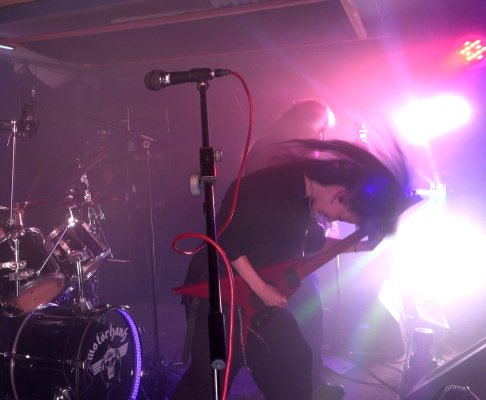 Entera_Thrash's tweet photo. Samuel Live im Erdgeschoss in Zweibrücken.
#thrashmetal #speedmetal #metalband #liveband
#livebild #livefoto #konzertfoto #bühne #gig
#konzert #metalgig #metalshow #auftritt #live
#show #concert #gitarre #gitarrist #guitar #metalguitar #erdgeschoss #zweibrücken #gasthaussutter https://t.co/iVPB5SdJqu