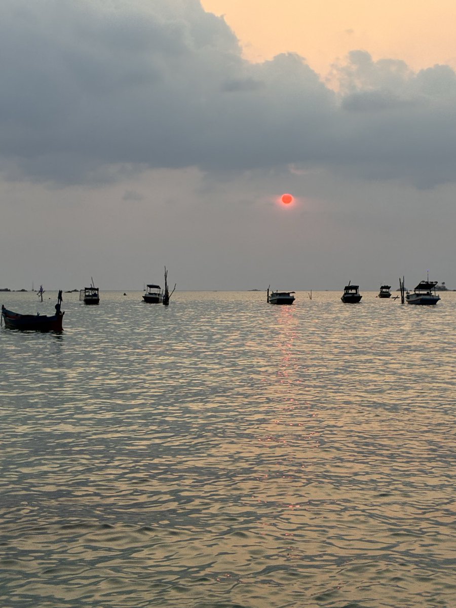 dararitcha's tweet photo. ini sunset di tempatku, mana sunset di tempat kalian? 😋 https://t.co/WNzktzXgxM