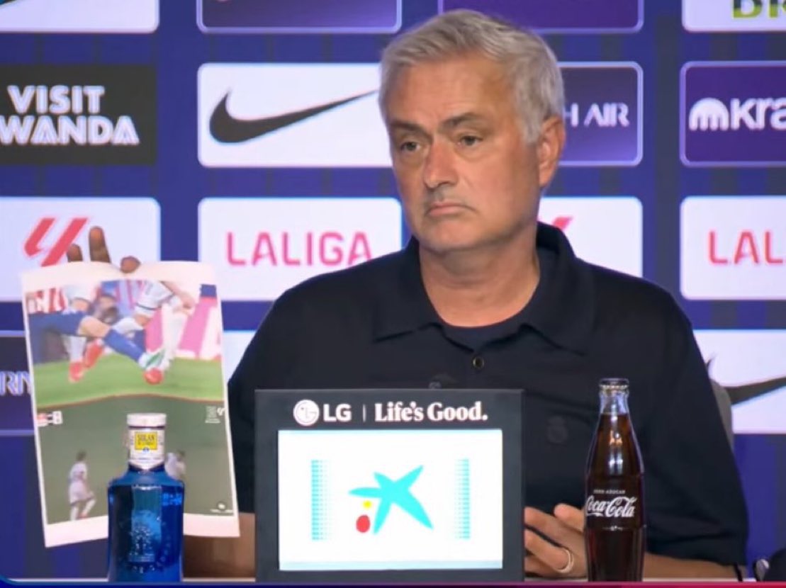 FabrizioRomano's tweet photo. 🚨 José Mourinho shows the two episodes where he wanted red cards for Atlético players: “Those were CLEAR RED CARDS”. 

“This is the history of this game”. https://t.co/K2HUjB12Hx