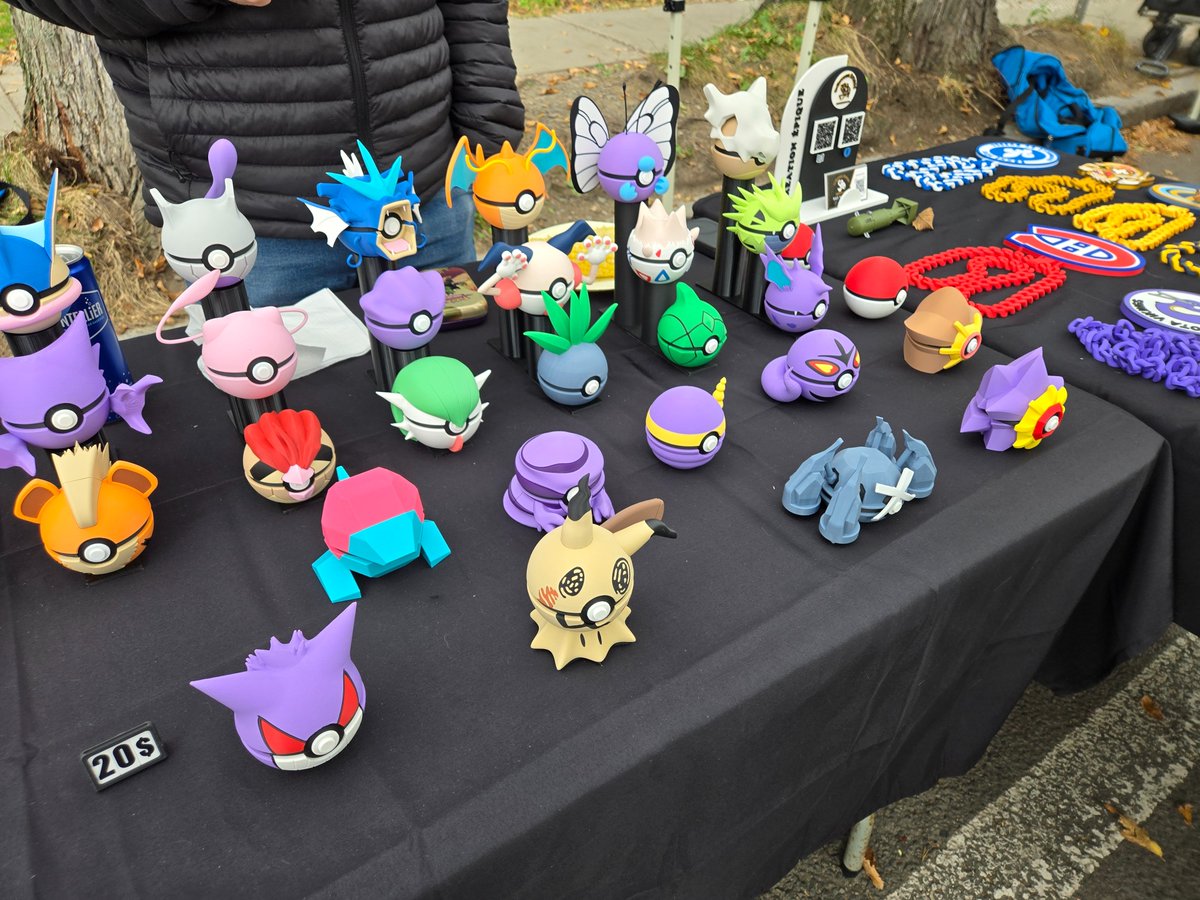 FromageSpicy's tweet photo. There was a neighborhood fair and WE FOUND THIS LITTLE GEM!!! Yes we ended up buying one. My fiance got the Eevee Keychain and I have the Jolteon Pokeball! https://t.co/Awi44FsDy8