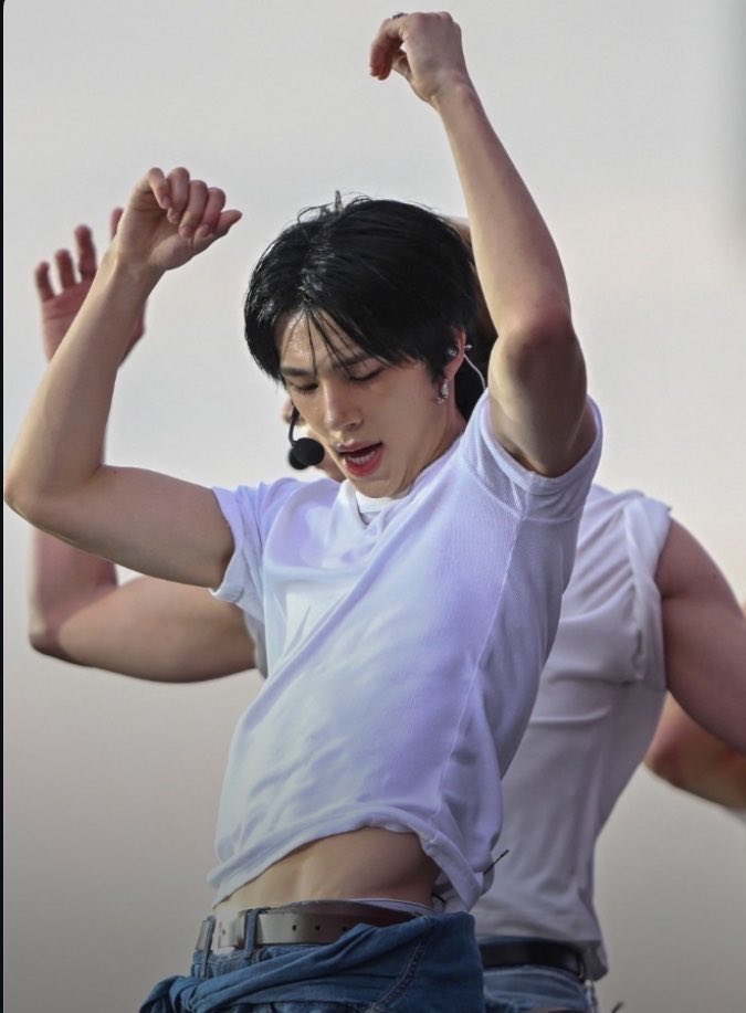 catliyu's tweet photo. everyone posting this pic rn guys please i’m trying to be normal abt this https://t.co/2SClsJECSS
