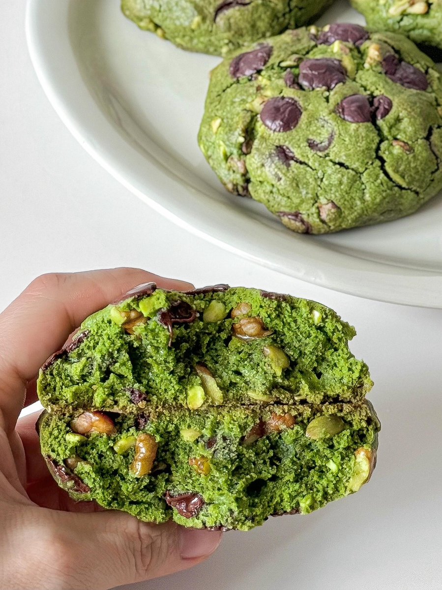 bellc402733's tweet photo. Just grabbed a bag of these crispy matcha chocolate cookies—they’re so good I had to share! Tag a friend who’d fight you for the last one ， https://t.co/d8MGseuaGu