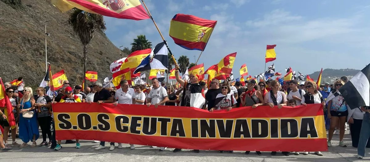 ale_neo_'s tweet photo. 1782/🔴 Multitudinaria marcha hacia el Tarajal al grito de «¡Invasores, expulsión!» y exigiendo la dimisión del delegado del Gobierno. Los ceutíes, abandonados por Sánchez frente a la delincuencia y el caos, tienen que salir a las calles a defender su propia tierra. https://t.co/dQOUoy4l4u