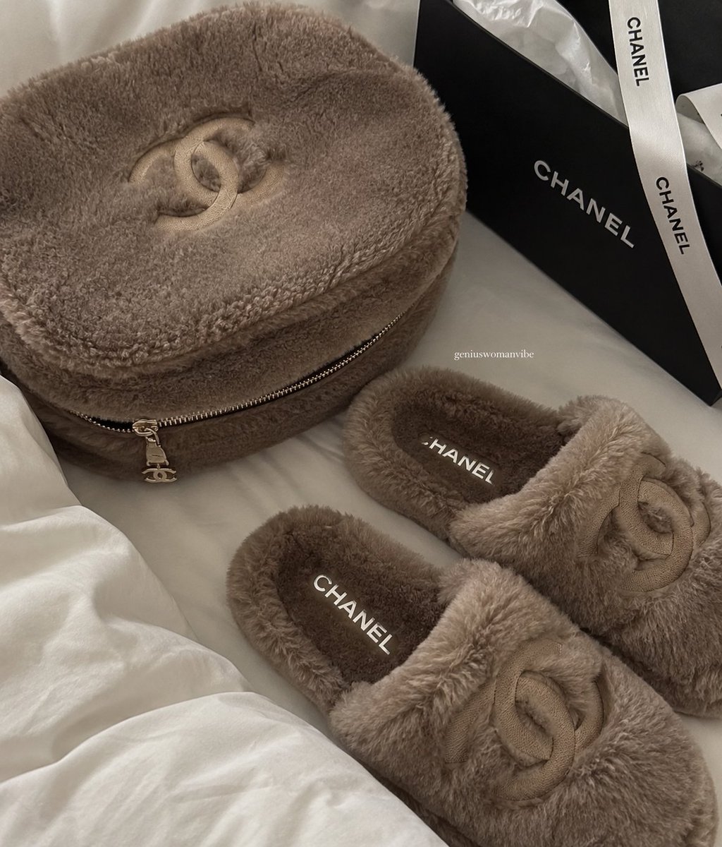 geniuswomanvibe's tweet photo. brown or pink? https://t.co/WaxbG5fxjl