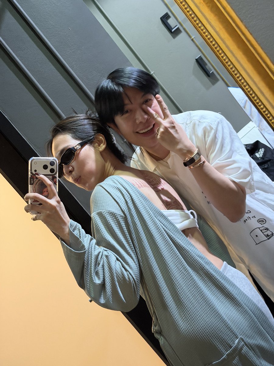 bintodes's tweet photo. ใจหายเหมือนกันน พรุ่งนี้ปิดกล้องแล้ว
ยังจำวันแรกที่มาฟิตติ้งได้อยู่เลย :) ตอนนั้นถ่ายกับปี๊ ลองรอยสักกค้าบบ

#ข่มขลัง
#bintsireethorn
#ไอ้ทองของแม่ครู https://t.co/Bq0Jzapkq9