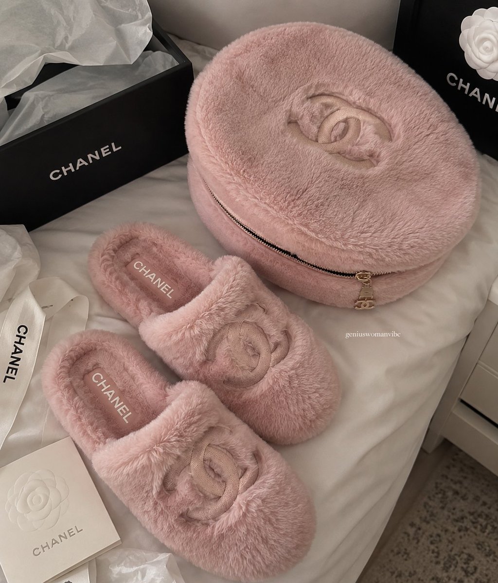 geniuswomanvibe's tweet photo. brown or pink? https://t.co/WaxbG5fxjl