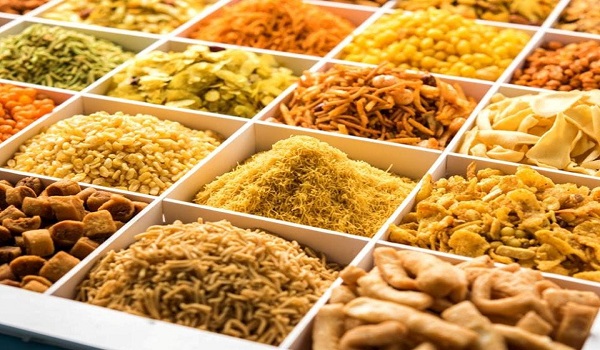 roaringlionco25's tweet photo. Baked Snacks in India = ₹55,000 Cr in 2026, Growing 15-18% - Fastest snack segment

Fried = Lays, Kurkure (80% market) - Growing 8%
Baked = Biscuits, Rusk, Bread, Cookies, Makhana, Baked chips - Growing 15-18%

India shifting from frying kadai to baking oven.

1. Market Size
YearBaked Snacks MarketShare of total snacks
*2015*₹18,000 Cr18%
*2020*₹32,000 Cr25%
*2024*₹47,000 Cr32%
*2026**₹55,000 Cr**38%*
*2030 Est.*₹90,000 Cr45%
Total Snacks Market 2026 = ₹1.45 Lakh Cr - Includes namkeen, chips, biscuits, popcorn.

2. Why Growing So Fast? 5 Reasons

1. Health Scare: Fried = Oil = 150 calories + 10g fat. Baked = 90 calories + 2g fat. Mom now says "Baked hai toh thik hai". Diabetes, obesity fear - 10 Cr Indians diabetic.
2. Kids Tiffin + Working Women: Bread, rusk, cookies = Ready tiffin. No frying needed. 5 AM morning = bread + butter.
3. Tea Culture: India is 70% tea drinker. Biscuit + Rusk + Bread toast = Tea ka partner. Every chai shop needs baked.
4. Premiumization: Cookie ₹10 → ₹30. Consumer ready to pay for butter cookies, almond cookies vs glucose.
5. Quick Commerce: Blinkit, Zepto - Baked snacks = Long shelf life (3-9 months) vs samosa (1 day). Easy to stock, deliver.

3. Segments - Where money is?
SegmentSize 2026GrowthBig PlayersStory
*1. Biscuits / Cookies*₹33,000 Cr - 60% share10%Parle-G, Britannia, SunfeastKing. Parle-G sells 100 Cr packs/month. Biscuit = India's *2. Bread / Pav / Bun*₹8,500 Cr12%Britannia, Modern, Harvest Gold, Local bakeryEveryday. 40 Lakh bread packs sold daily
*3. Rusk / Toast*₹4,500 Cr18%Britannia, Parle, BonnTea partner. Fastest in North - UP, Bihar

4. Biscuit - Still King of Baked
CategoryExamplePriceWho eats
*Glucose*Parle-G ₹5₹5Rural India - 40% of biscuit market
*Marie / Milk*Britannia Marie Gold₹10Tea + Kids
*Cream / Butter*
Parle-G is world's largest selling biscuit - 3,500 Cr packs/year. Eaten in every house from Kargil to Kanyakumari.

5. The New Star - Baked Savoury
This is where growth is 30%:
- Makhana: ₹2,500 Cr now, was ₹300 Cr in 2018. Bihar makhana, baked not fried. Farmley, Too Yumm, YogaBar. 10g protein, low fat. US calls it superfood.
- Baked Chips: Too Yumm, Makino, Lay's Baked, Bingo Mad Angles - "70% less oil" - Price ₹20
- Ragi, Jowar, Quinoa chips: YogaBar, Open Secret - Millet mission push.

Why? Young India (22-35) wants namkeen taste but gym body. Baked = Guilt-free.
6. Who Controls?
PlayerShare in Baked
*Parle Products*25% - Biscuit king - Parle-G, Hide & Seek
*Britannia*22% - Bread + Biscuit + Rusk + Cake
Unorganized bakery: 2 Lakh local bakeries - Iyengar bakery Bangalore, local cake shop - 18% market. Still big.

Bottom Line
2010: Snacks = Fry in oil - Samosa, Lays, Kurkure
2026: Snacks = Bake in oven - Biscuit, Rusk, Makhana, Baked chips
Formula: Health awareness + Tea habit + Quick commerce + Premium cookie craze
India's true national snack is not Lays, it's Parle-G + Chai - Baked, ₹5, with tea.
#snacks
#healthy
#baked
#lifestyle
#wellness