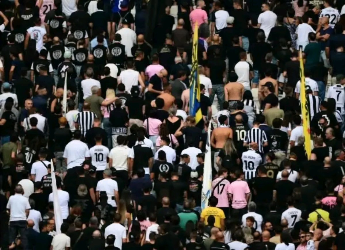 ILTOROSIAMONOI's tweet photo. La Curva della Juventus ha voltato le spalle al campo durante il minuto di silenzio per Sandro Mazzola,scandendo cori per Gaetano Scirea.
Unico stadio in Italia che non ha rispettato il minuto di raccoglimento. https://t.co/hVtxyyxn9z