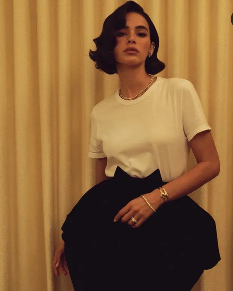 ARMYJM123's tweet photo. Há pose de patroa, a mais mais linda e perfeita do Brasil. Bruna Marquezine 😪🤫gata... https://t.co/XZ60e499IW