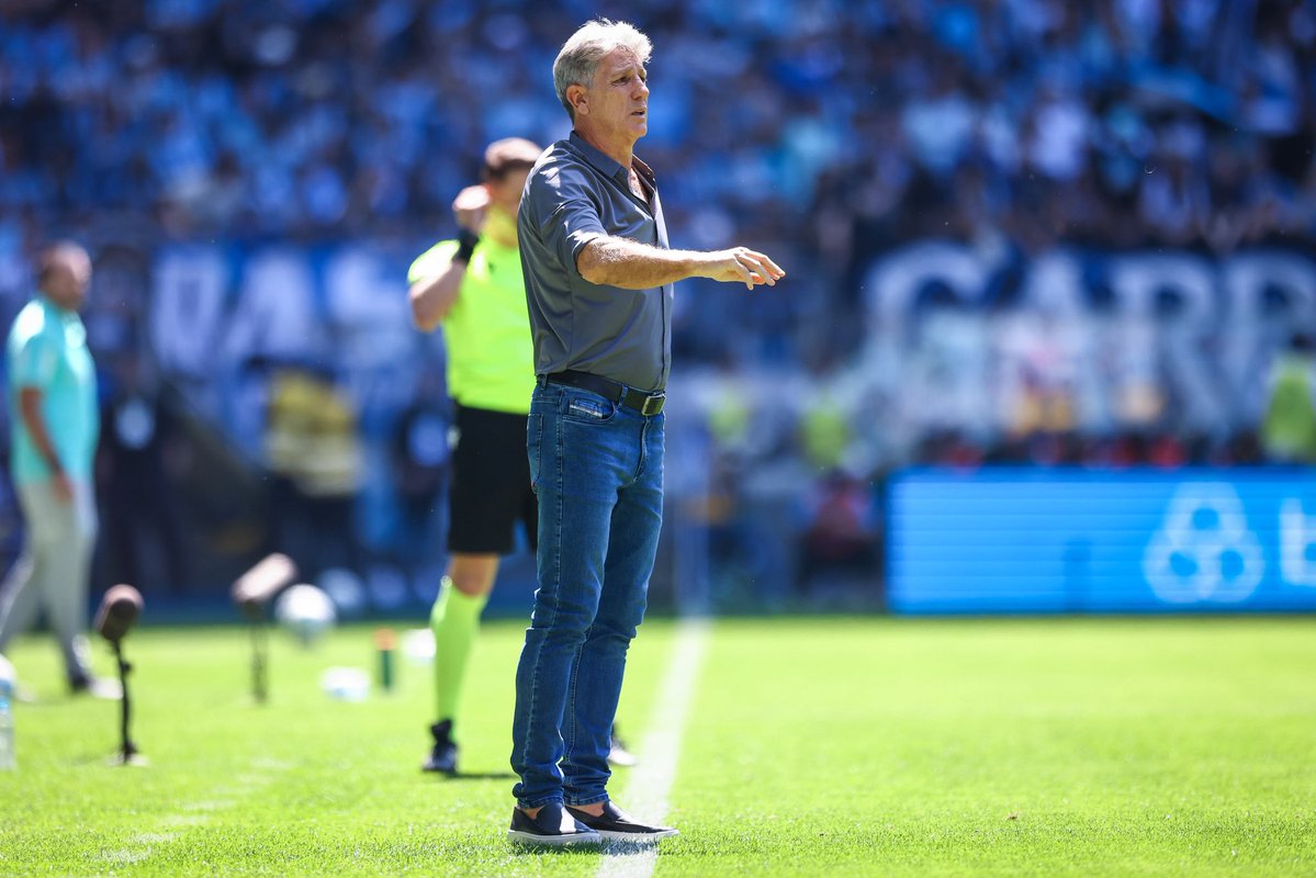 soccergfbpa's tweet photo. “Já falei pra eles: quem não se adaptar à essa entrega, vai ficar lá atrás na fila. Não é hora de caminhar em campo, de pensar em outras coisas. É hora da entrega. O jogador tem que estar preparado, não importa a idade. Ele tem que estar preparado, porque quando ele for chamado, ele tem que dar conta do recado.”

- Renato Portaluppi. 

📸 Lucas Uebel/Grêmio FBPA