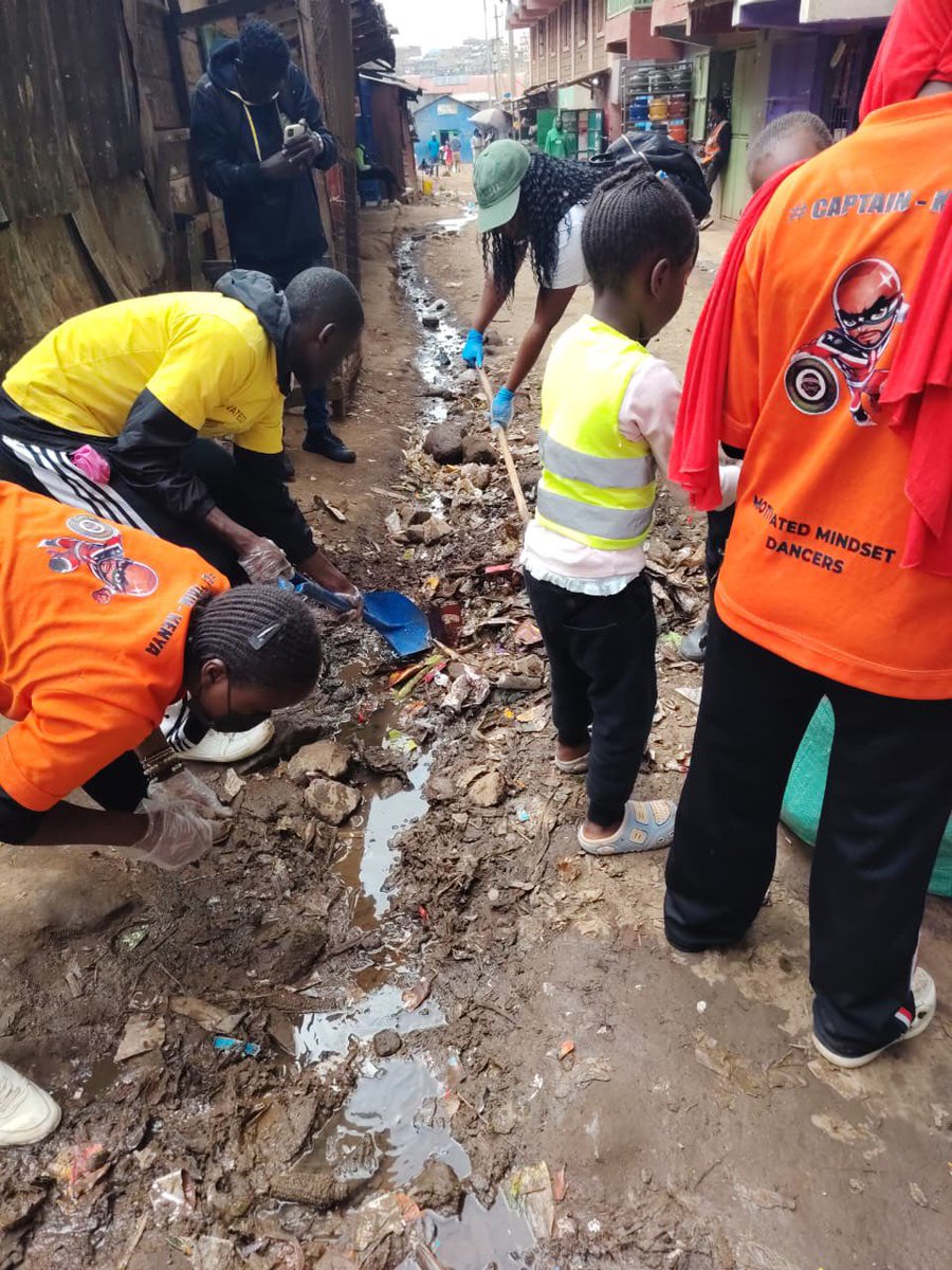 LetsDoItKenya's tweet photo. Kenya marks #WorldCleanUpDay : Clean up action in huruma led by @motivatedmindsetdancers https://t.co/SFynRMMfMp