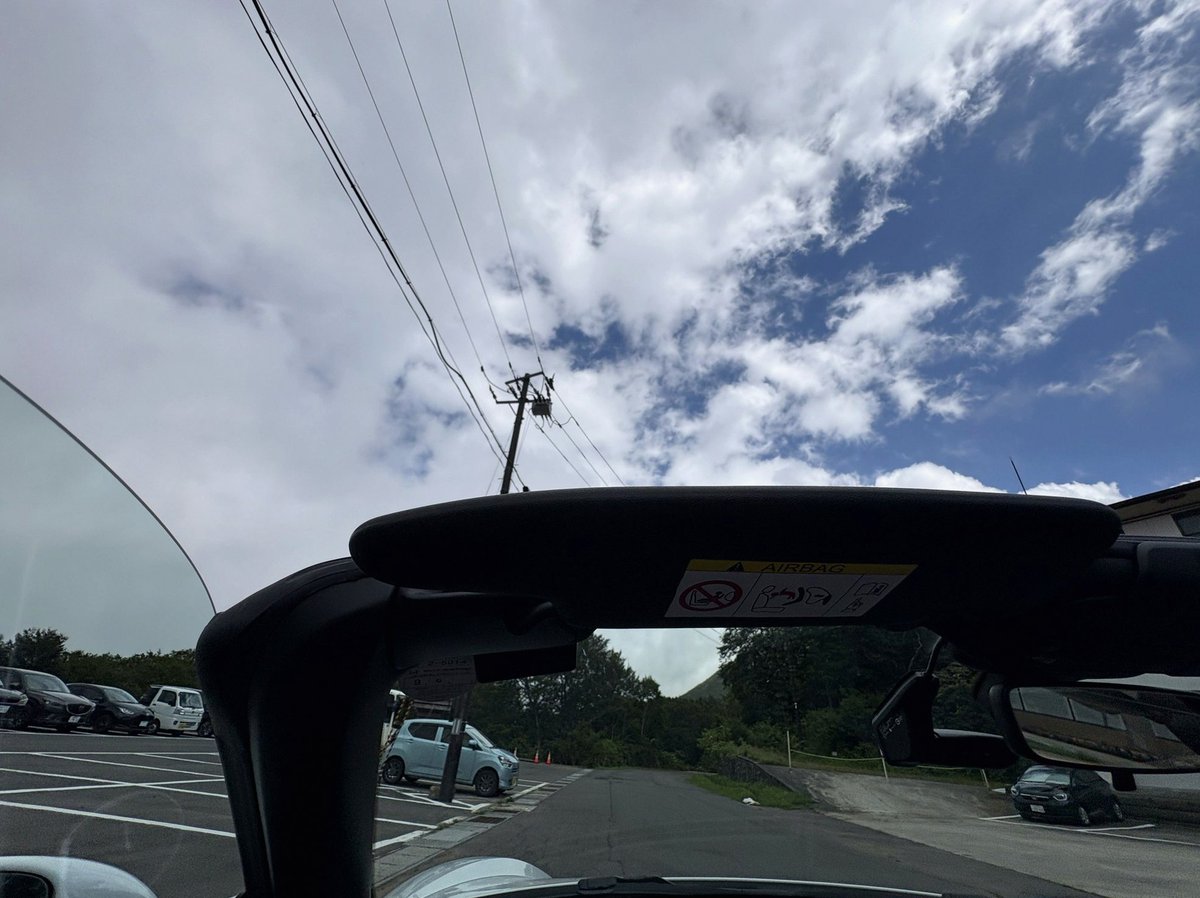 TimTobin16's tweet photo. フォロワーさんでスリランカに旅行してらっしゃる方がいるのだけど、勝手に宝石商の下積み時代の正義みを感じてふふふとなっている。スリランカわんこ可愛いよね。 https://t.co/SEIjyVMARl