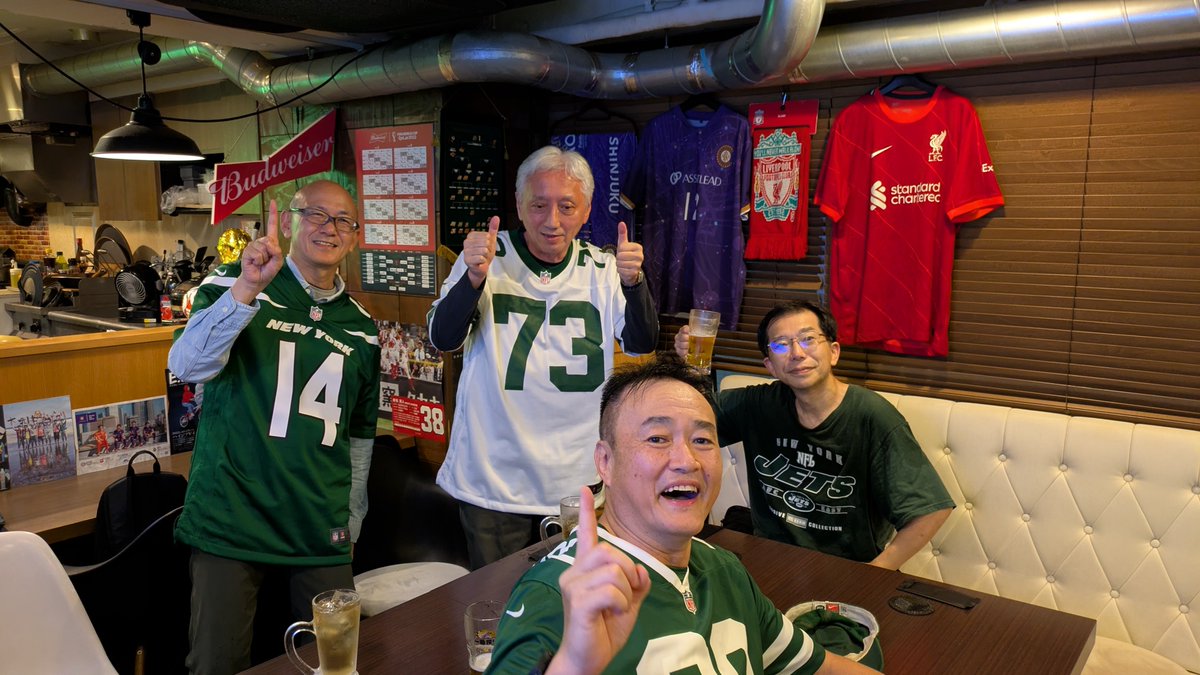 Jetsmaster1's tweet photo. 今年もステキなDie hard Jets fanが集まりました！
となりは、今日来日していきなりFioriさんにきたっていう、イギリスの皆さんです。
GO! Jets!
#jetup https://t.co/5hQ3n2CqgB