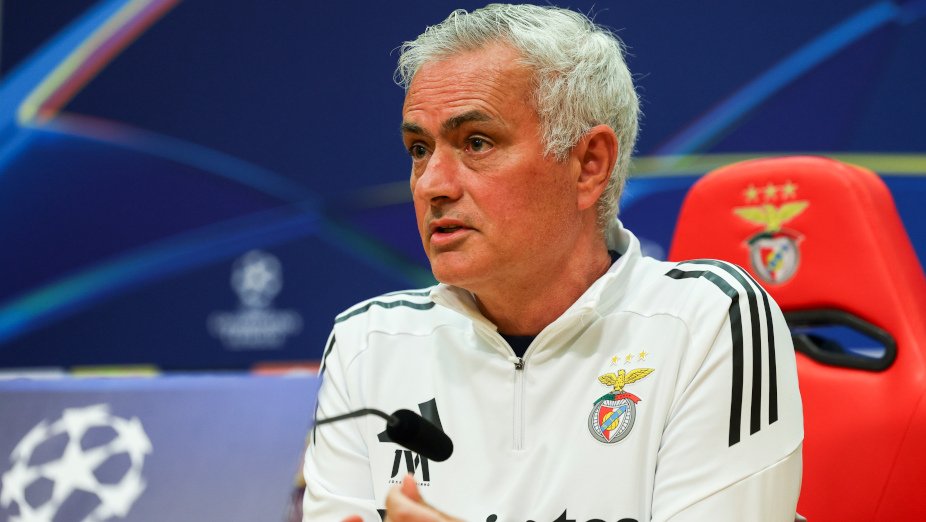 FcbnewsBR's tweet photo. 🚨 Jose Mourinho após ser roubado no ano passado com o Benfica: "Já sabemos como as coisas funcionam no Real Madrid."

Agora, ele está tentando bancar a vítima, como as coisas mudam de um ano pro outro 😂😂 https://t.co/QLggyBgoK7