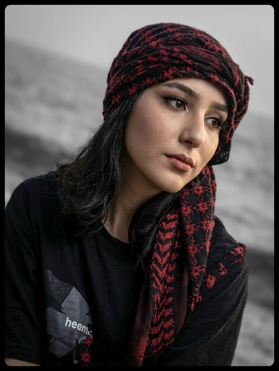 Bijan63's tweet photo. Update #IranProtests (414):

Dit is Najmeh Amini (23), een Iraanse studente.
Ze werd acht maanden geleden gearresteerd tijdens de landelijke protesten in Iran.
Vanuit de Vakil Abad-gevangenis in Mashhad heeft ze een audioboodschap verstuurd waarin ze meldt dat een islamitische rechtbank haar deze week ter dood heeft veroordeeld.
Ze vraagt ​​de wereld om haar stem te zijn.
Ze kan elk moment worden geëxecuteerd.
Wees svp haar stem. #WomanLifeFreedom #IranMassacre‌