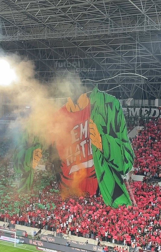 futbolarena's tweet photo. Amedspor taraftarlarının koreografisi. https://t.co/nrEWjeobzj
