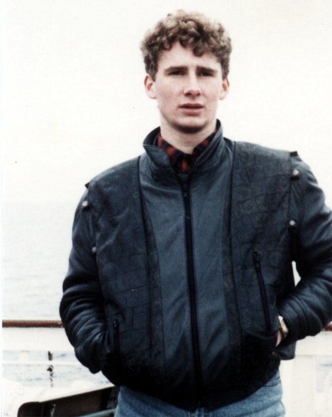 mz_storymakers's tweet photo. 37 Jahre nachdem Chris Gueffroy auf Befehl der SED bei der Flucht vor dem Sozialismus erschossen wurde, wird die umbenannte SED/PDS/@dieLinke auch in West-#Berlin regieren. Ein verstörender Tiefpunkt des wiedervereinigten Deutschland. #Berlinwahl 🇩🇪 https://t.co/lYiNWopNP6