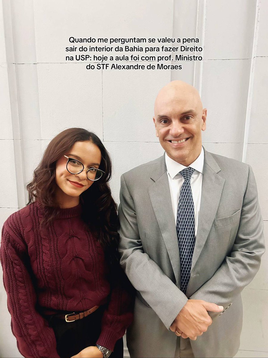 renatajbarreto's tweet photo. Lembrando que Moraes é professor no curso de direito da USP, permanece no cargo e foi exaltado por diversos alunos mesmo fazendo o exato oposto do que dita a Constituição. O problema do Brasil é muito maior do que puramente institucional, é moral e cultural. https://t.co/1eXAKgGpZw