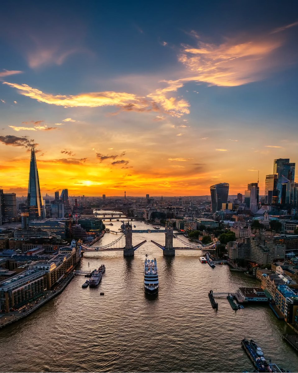 visitlondon's tweet photo. Catching Tower Bridge in action at golden hour 🌅 [📸 @discoverydock] https://t.co/xvKF0GQZZ0 #LondonMakesItPossible #VisitLondon https://t.co/ZfVmKpe9Nz
