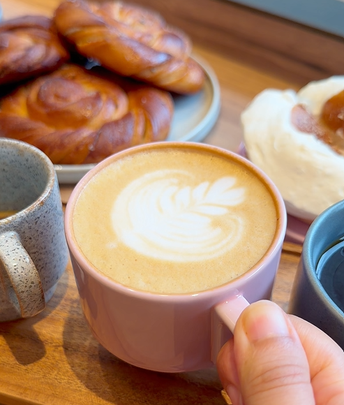 tabelog's tweet photo. スウェーデンの名店日本初上陸
📍Drop Coffee Roasters
https://t.co/pTLsoC4Zog
おいしい動画を毎日配信中!
https://t.co/rac19V07gB
#DropCoffeeRoasters #ドロップコーヒーロースターズ #東京グルメ #東京カフェ https://t.co/KguTZd6Nsq
