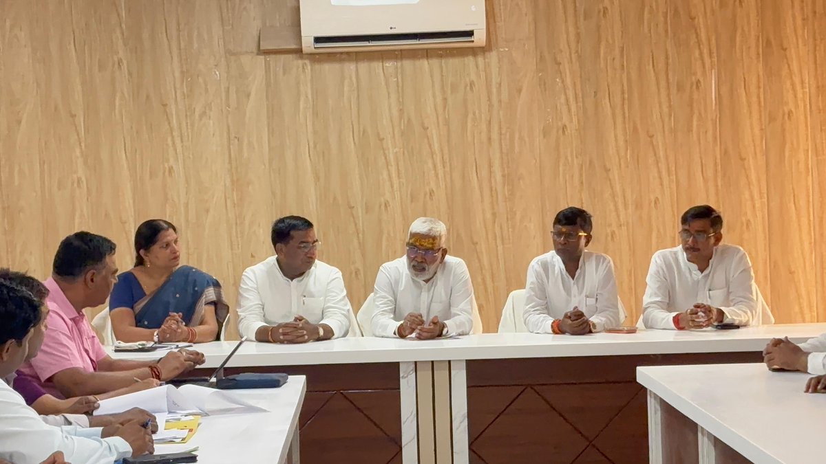 DM_MIRZAPUR's tweet photo. प्रदेश के मा.जल शक्ति मंत्री स्वतंत्र देव सिंह ने अधिकारियों के साथ बैठक कर जल जीवन मिशन कार्य प्रगति की समीक्षा, शत प्रतिशत गांव में जलापूर्ति करने का दिया निर्देश। जिलाधिकारी पवन कुमार गंगवार ने प्रगति के बारे में दी जानकारी।
@CMOfficeUP @ChiefSecyUP @InfoDeptUP https://t.co/igDEu211D4