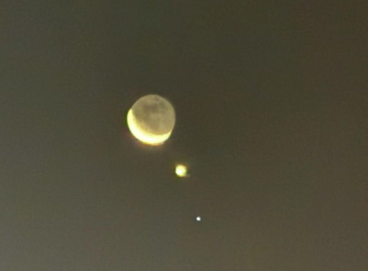 LonelySolrac097's tweet photo. Another exciting concert. My body could go on for 6-7ish more hours. On a real note the performers and staff were spectacular!!  And to end it off, Saturday’s 9/19 moon was golden. If that isn’t a sign of a starry symphony I don’t know what is. 🐣⭐️
#peptrails https://t.co/22enGi5njM