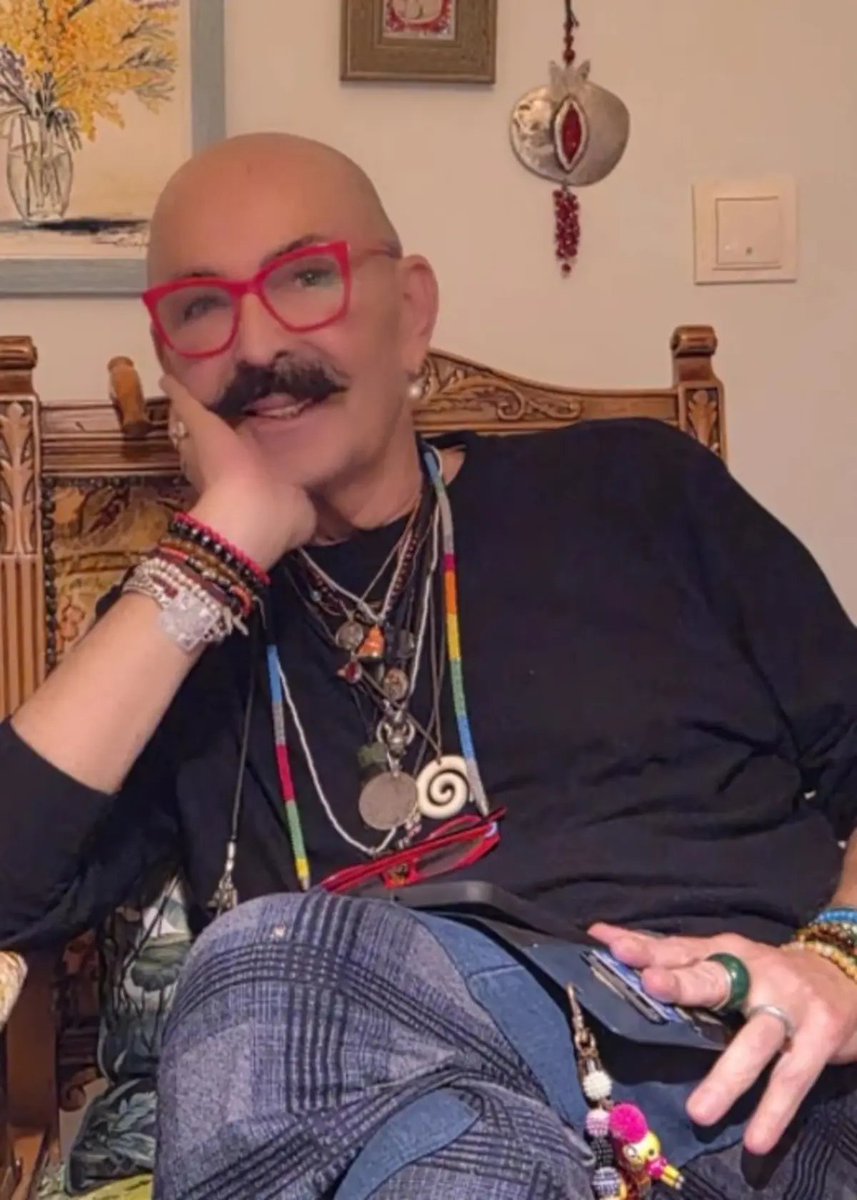 beehaber's tweet photo. Cemil İpekçi, düğününden bir gün önce istediği gelinliği gören bir gelin için bütün atölyeyi gece boyunca çalıştırdığını anlattı:

🔹 “Bir gelinlik bitmişti ve teslim edilecekti.”

🔹 “Ama başka bir gelinlik yanlışlıkla prova odasına asılmış.”

🔹 “Kızcağız ertesi gün evlenecekti ve kendi gelinliğini almaya geldi.”

🔹 “Öbür gelinliği görünce hüngür hüngür ağlamaya başladı.”

🔹 “‘Niye ağlıyorsun?’ dedim.”

🔹 “‘Benim esas istediğim gelinlik buydu’ dedi.”

🔹 “Bütün atölye o gece atölyede kaldı.”

🔹 “Teslim edeceğim gelinliği bir kenara attım.”

🔹 “Parasını da çöpe atmış oldum tabii.”

🔹 “Bir gecede onun istediği gelinliğin aynısını yaptık.”

🔹 “Çünkü bir gelini mutlu etmek çok önemli.”

🔹 “Çoğu hanımın hatıralarında ve fotoğraflarında varım.”

🔹 “Yemek yaparken derler ya, elin bolsa yemek lezzetli olur.”

🔹 “Bence gelinlikte de öyle.”

🔹 “Kız kuyruğu iki metre daha uzun istiyorsa artık o senin cebinden çıkacak.”

🔹 “‘Para kazanayım’ diye kısarsan o gelinliğin güzel olması mümkün değil.”