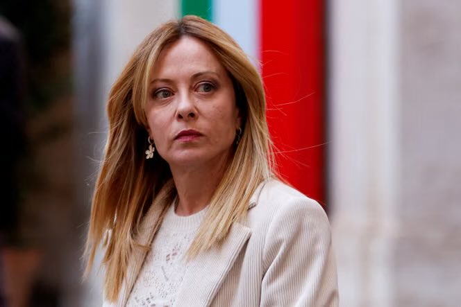 LBleuBlancRouge's tweet photo. 🚨🇮🇹 En Italie, Giorgia Meloni durcit le ton à l’école.

Giorgia Meloni vient d’annoncer un projet de loi qui sera bientôt présenté en Conseil des ministres :

➡️ Interdiction du burqa et du niqab à l’école. « On va à l’école à visage découvert. En Italie, personne, au nom d’une tradition réelle ou supposée, ne peut décider qu’une jeune femme doit se cacher. L’égalité hommes-femmes n’est pas négociable. »

➡️ Plafond légal du nombre d’élèves étrangers par classe.

➡️ Obligation d’apprendre l’italien pour les parents d’élèves étrangers en grande difficulté d’intégration.

Son argument : un élève isolé qui ne parle pas italien peut s’intégrer. Quand ils deviennent nombreux, voire majoritaires, « ce n’est plus de l’intégration, c’est de l’abandon ». Et « il n’est pas question que les enfants italiens se sentent minoritaires dans leur propre classe ».

Le texte devra encore passer au Parlement. Le débat promet d’être vif.