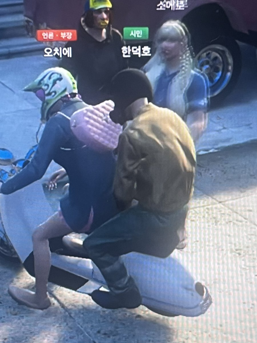 is2pix's tweet photo. 덕호 택배 복장에 헬멧 너무 내취향이다 https://t.co/NHbJtppeX9